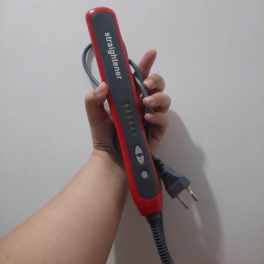 Hair Straightener Comb/Brush (Category: Hair Accessories) located in Makati City. Submitted by aremg.2021 (Listing ID 1398896661, Image 2). Description: -used twice - mas okay po to sa hair na minimal lang ang curls kasi iba pa rin po ito sa flat iron - Location: Brgy.Rizal,Taguig -Delivery via Lalamove (GCASH payment only) -Shipping fee will be shouldered by the customer.