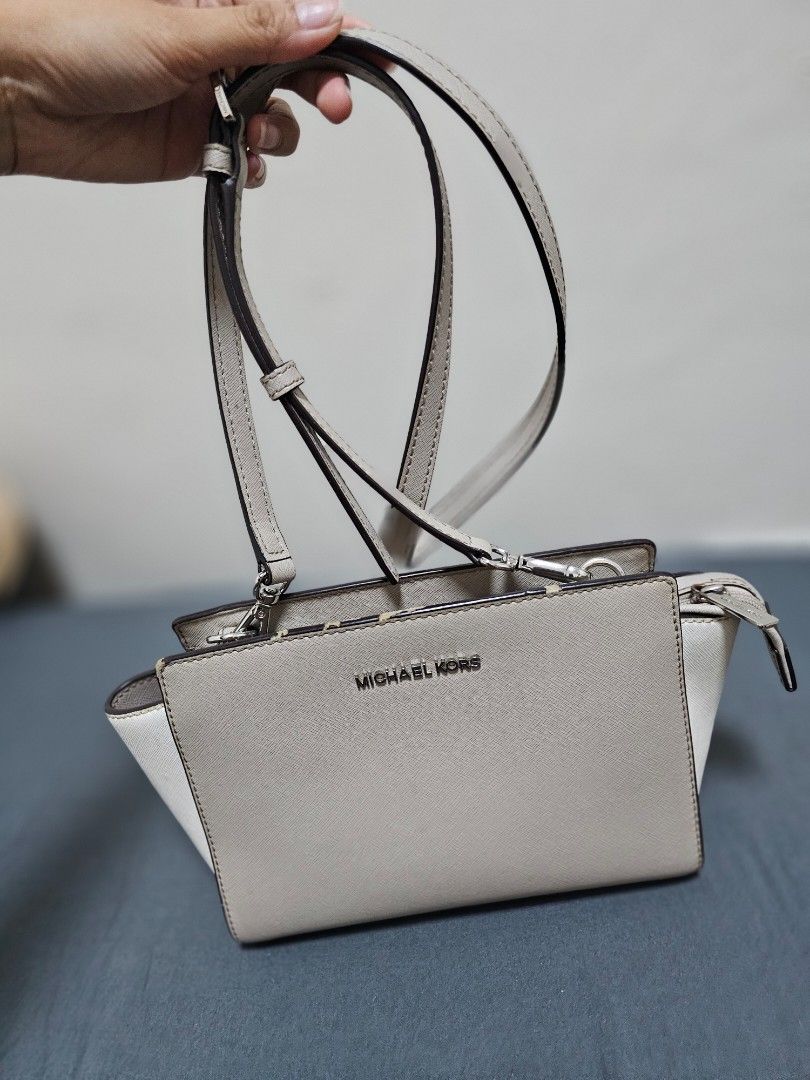 Michael Kors Selma Crossbody Bag (Category: Cross-body Bags) located in Cebu City. Submitted by bambam10 (Listing ID 1398975099, Image 2). Description: Selling low Has flaws.