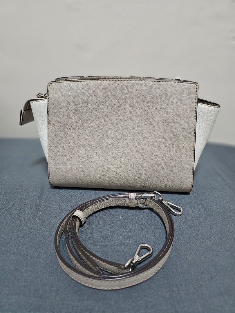 Michael Kors Selma Crossbody Bag (Category: Cross-body Bags) located in Cebu City. Submitted by bambam10 (Listing ID 1398975099, Image 3). Description: Selling low Has flaws.