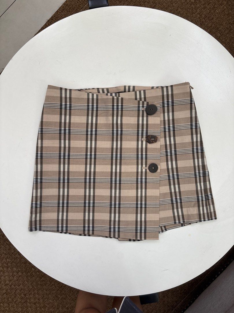 MNG Basics Plaid Skirt (Category: Skirts) located in Rodriguez. Submitted by alekshivers (Listing ID 1398881777, Image 1). Description: - MNG Basics plaid skirt - Classic plaid pattern - Neutral tones - Button closure and side zipper - Size: EUR 36, USA 4, MEX 3 - Made in Vietnam - Versatile for various outfits.