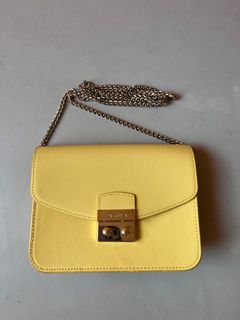 Paprika 鵝黃色斜孭袋 cross body bag64198645252866110