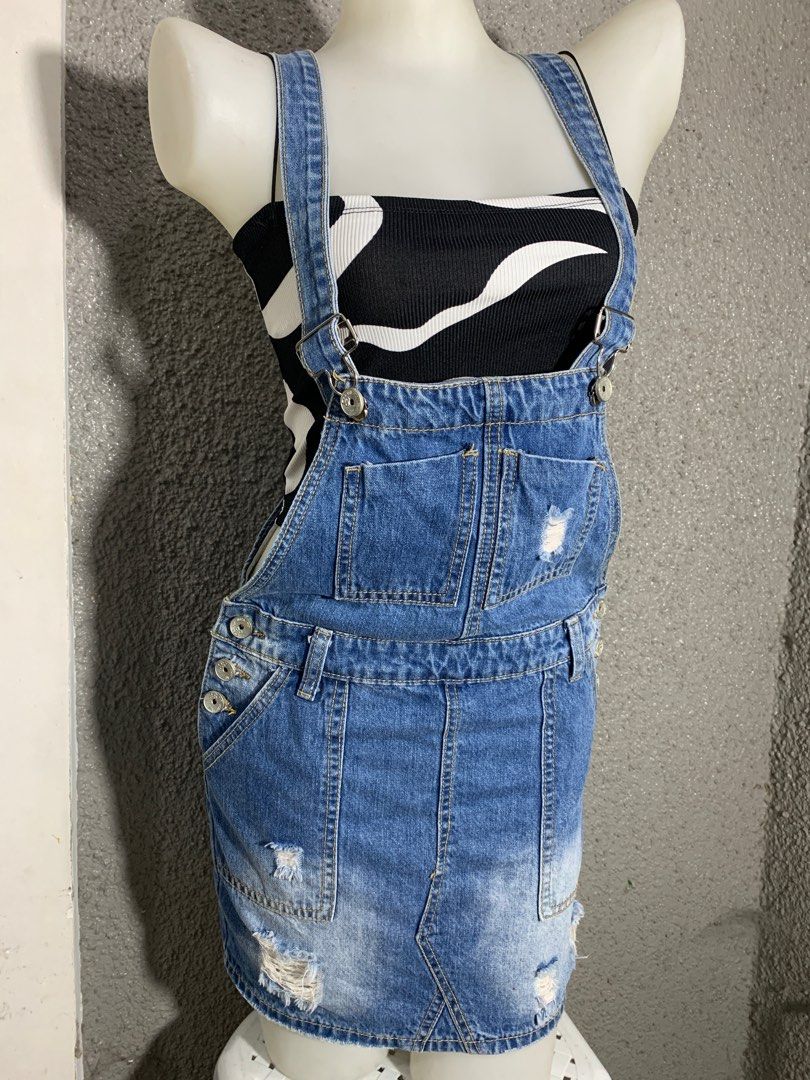 Preloved Denim Skirt Jumper (Category: Jumpsuits) located in Cainta. Submitted by 250510 (Listing ID 1398919990, Image 2). Description: Preloved Denim skirt Jumper Good Condition No Issue Available Preloved Denim Jumper Skirt Excellent Condition Size : XS - Small Located : Greenwoods Pasig 🧾 PAYMENT FIRST POLICY (We ship nationwide 📦 ) 📍Courier - Flash Home 📍Delivery and the same time and Day - Via Lalamove 🗓️ 2-DAY RESERVATION ONLY (If ther