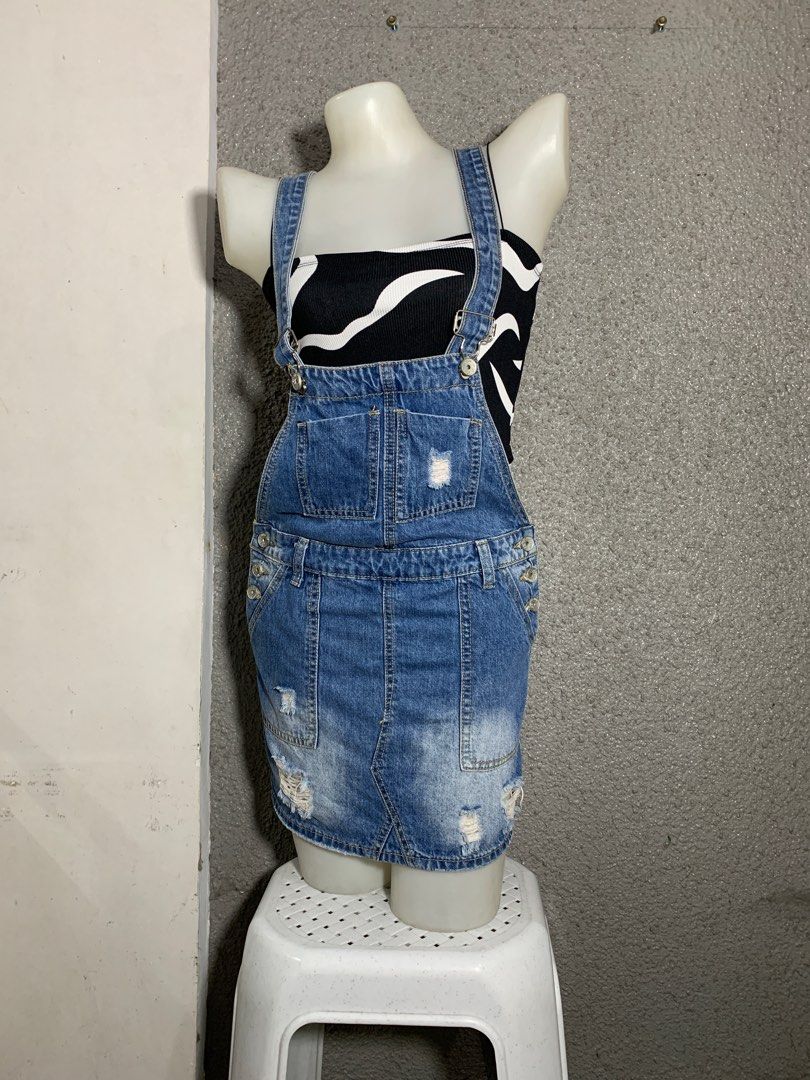 Preloved Denim Skirt Jumper (Category: Jumpsuits) located in Cainta. Submitted by 250510 (Listing ID 1398919990, Image 1). Description: Preloved Denim skirt Jumper Good Condition No Issue Available Preloved Denim Jumper Skirt Excellent Condition Size : XS - Small Located : Greenwoods Pasig 🧾 PAYMENT FIRST POLICY (We ship nationwide 📦 ) 📍Courier - Flash Home 📍Delivery and the same time and Day - Via Lalamove 🗓️ 2-DAY RESERVATION ONLY (If ther