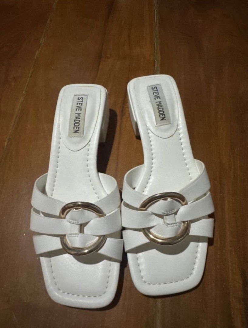 Steve Madden White Sandals (Category: Flats & Sandals) located in Paranaque City. Submitted by ara.abacahin (Listing ID 1398932535, Image 1). Description: Size 6.5, bought from the US No box included Free shipping via Gogo Express.