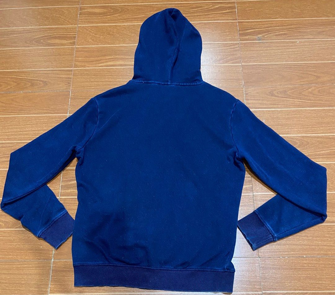 Superdry Navy Blue Hoodie - Size L (Category: Coats, Jackets and Outerwear) located in Quezon City. Submitted by ez_pick (Listing ID 1399036320, Image 2). Description: - Superdry hoodie in navy blue - Size: L - Features a front pocket - Hood with drawstrings - Embroidered Superdry logo on the chest - Ribbed cuffs and hem - Made in China.
