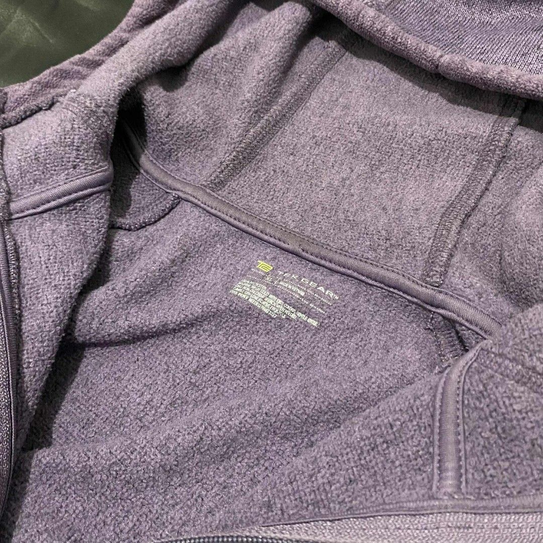 TEK GEAR FLEECE HOODIE (Category: Coats, Jackets and Outerwear) located in Quezon City. Submitted by falgo (Listing ID 1398917547, Image 2). Description: Width 23" Length 24" No Issue.
