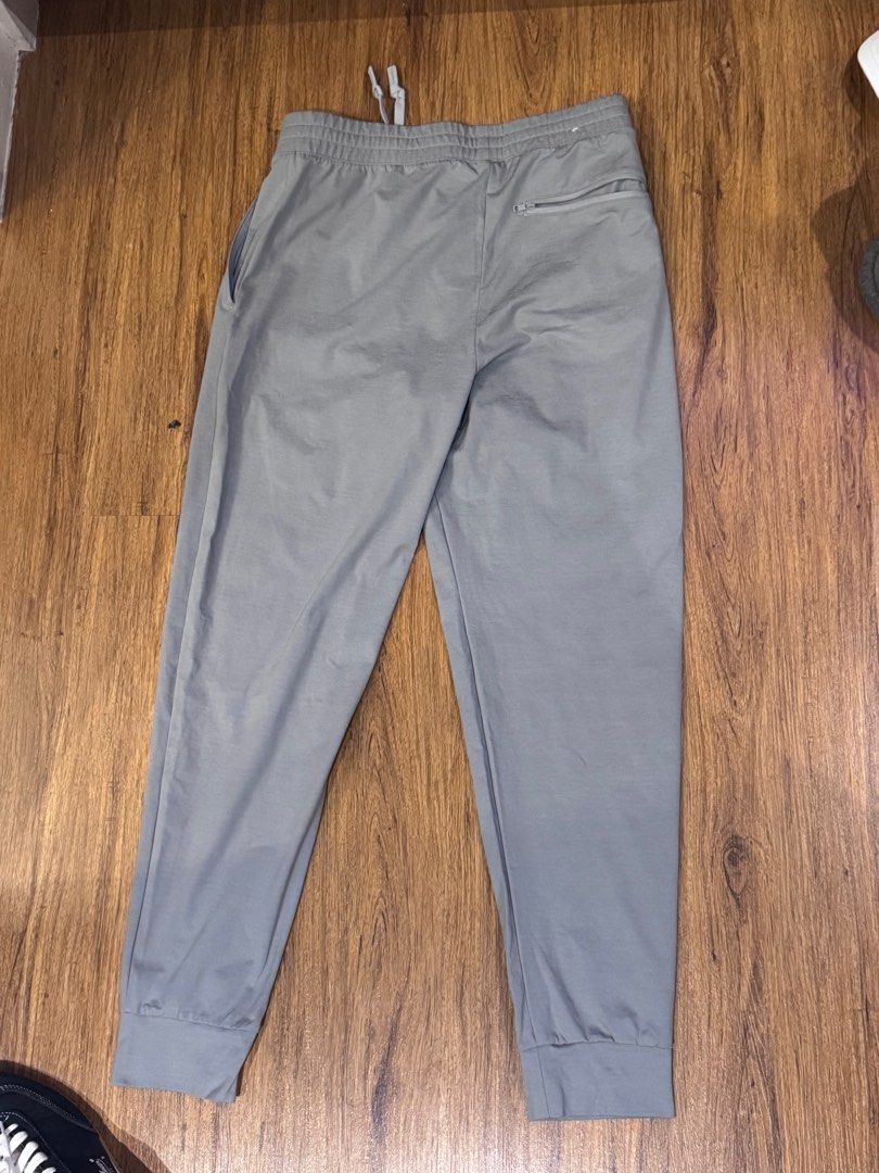 Uni qlo joggers (Category: Joggers) located in Manila. Submitted by seerr02 (Listing ID 1399020245, Image 3). Description: only used once L37.