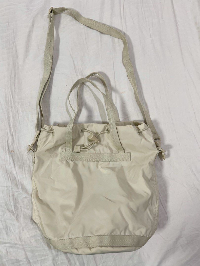 Uniqlo crossbody bag (Category: Cross-body Bags) located in Manila. Submitted by cljmd116 (Listing ID 1398972962, Image 2). Description: RFS: Closet declutter.