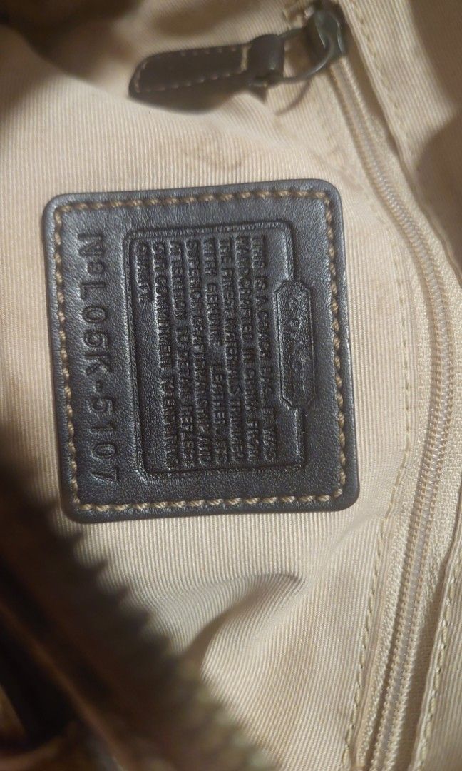 Vintage Coach Kili Bag (Category: Luxury Bags & Wallets) located in Paranaque City. Submitted by daddyu (Listing ID 1398904696, Image 3). Description: Rare Vintage Original Coach kili Bag Size : Small Kasya CP at Wallet Pwede gawing Sling or crossbody bag pag may extra kayong Strap Matibay , medyo madumi lang loob Sign of Usage!.