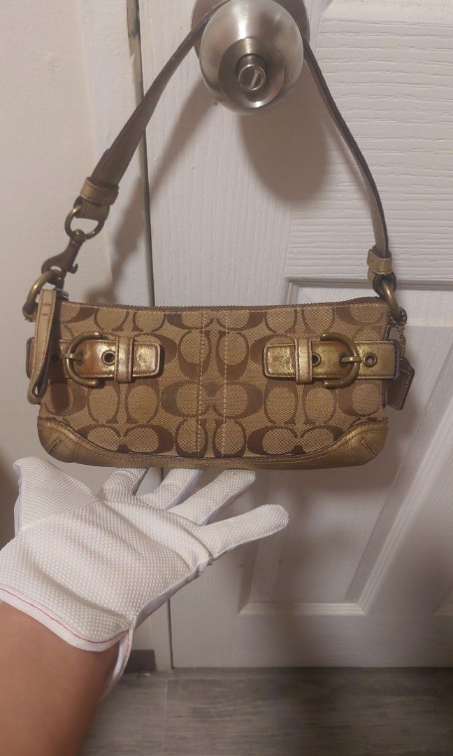 Vintage Coach Kili Bag (Category: Luxury Bags & Wallets) located in Paranaque City. Submitted by daddyu (Listing ID 1398904696, Image 1). Description: Rare Vintage Original Coach kili Bag Size : Small Kasya CP at Wallet Pwede gawing Sling or crossbody bag pag may extra kayong Strap Matibay , medyo madumi lang loob Sign of Usage!.