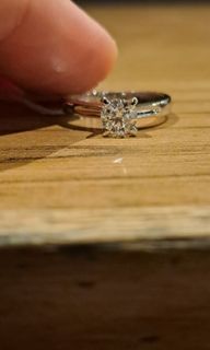 18k白金50份鑽石介子
GIA 副本:D色 i1，平得好可憐
9号圈，7分2重64212821761539110