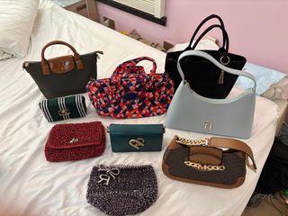 Multiple styles of handbags64214074475137110