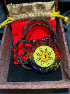 琉璃 項鍊 太極 八卦陣 保平安 護身 吊墜 男女 兒童 掛飾 飾品 配飾 禮物 Glass necklace Tai Chi Bagua formation to protect safety and self-defense pendant for men, women, and children. Jewelry accessories gift64217128103809110