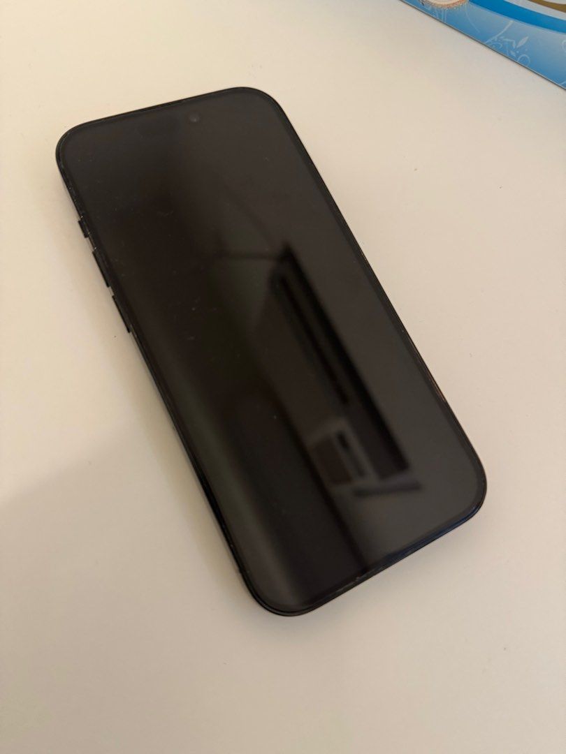 Apple iPhone 14 pro 256 with Cracked Back （分類：iPhone 14 系列）位於 Hong Kong。 由 raz39 提交（商品編號 1399204645，圖片 1）。簡介： Black iPhone with a visible crack on the back. The phone has a triple-lens camera system. The device has a black frame. The front of the phone has a notch at the top.。