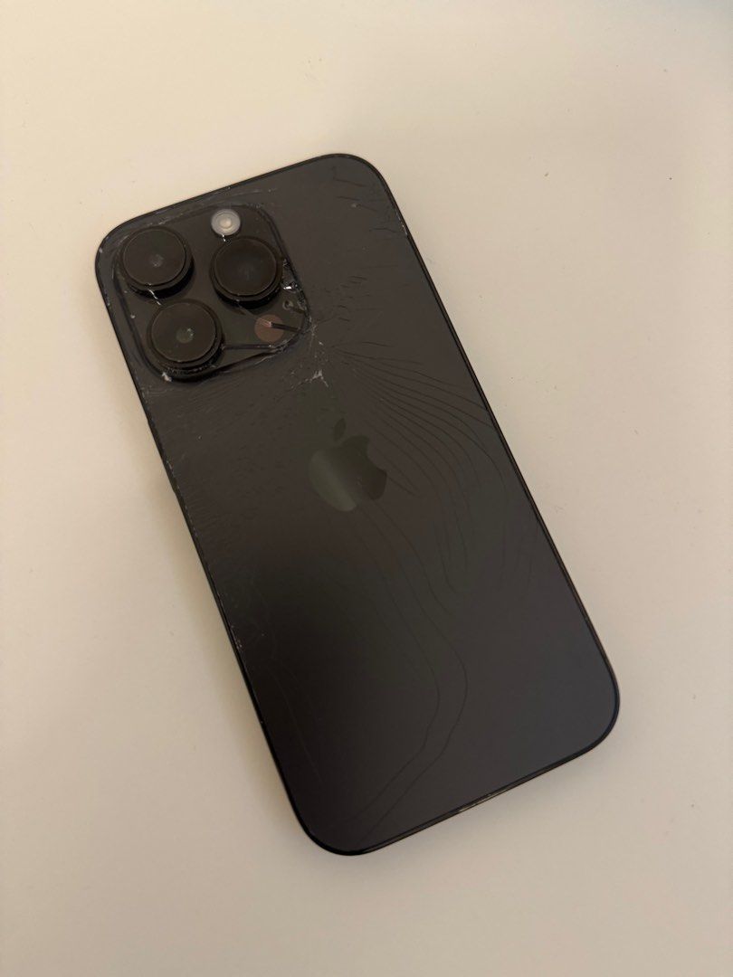 Apple iPhone 14 pro 256 with Cracked Back （分類：iPhone 14 系列）位於 Hong Kong。 由 raz39 提交（商品編號 1399204645，圖片 2）。簡介： Black iPhone with a visible crack on the back. The phone has a triple-lens camera system. The device has a black frame. The front of the phone has a notch at the top.。