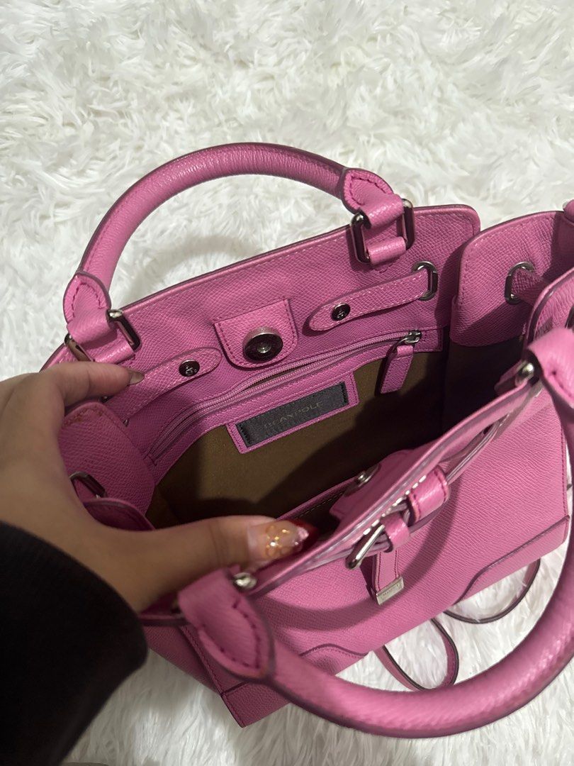 Beanpole Women's Handbag (Category: Luxury Bags & Wallets) located in Pateros City. Submitted by cozyclurb (Listing ID 1399200596, Image 3). Description: .