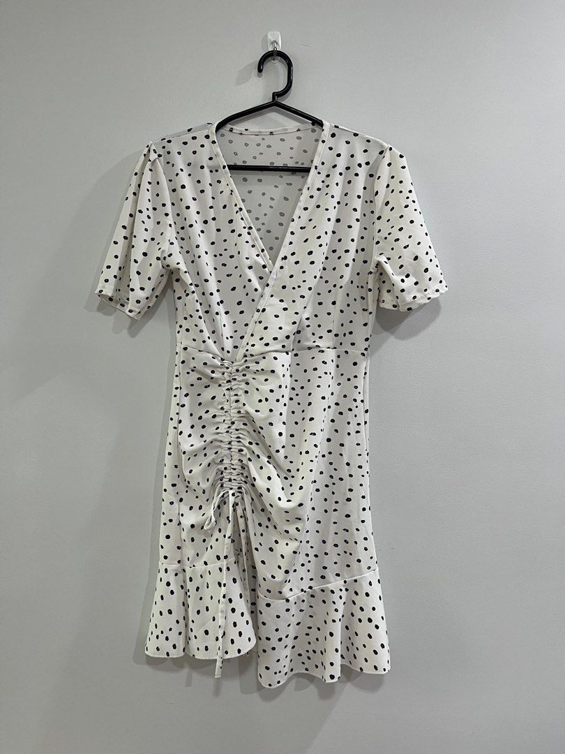 Black & White Flower Dress (Category: Dresses) located in Pasay City. Submitted by sheng.14 (Listing ID 1399139505, Image 1). Description: Length: 34in Best fit M.