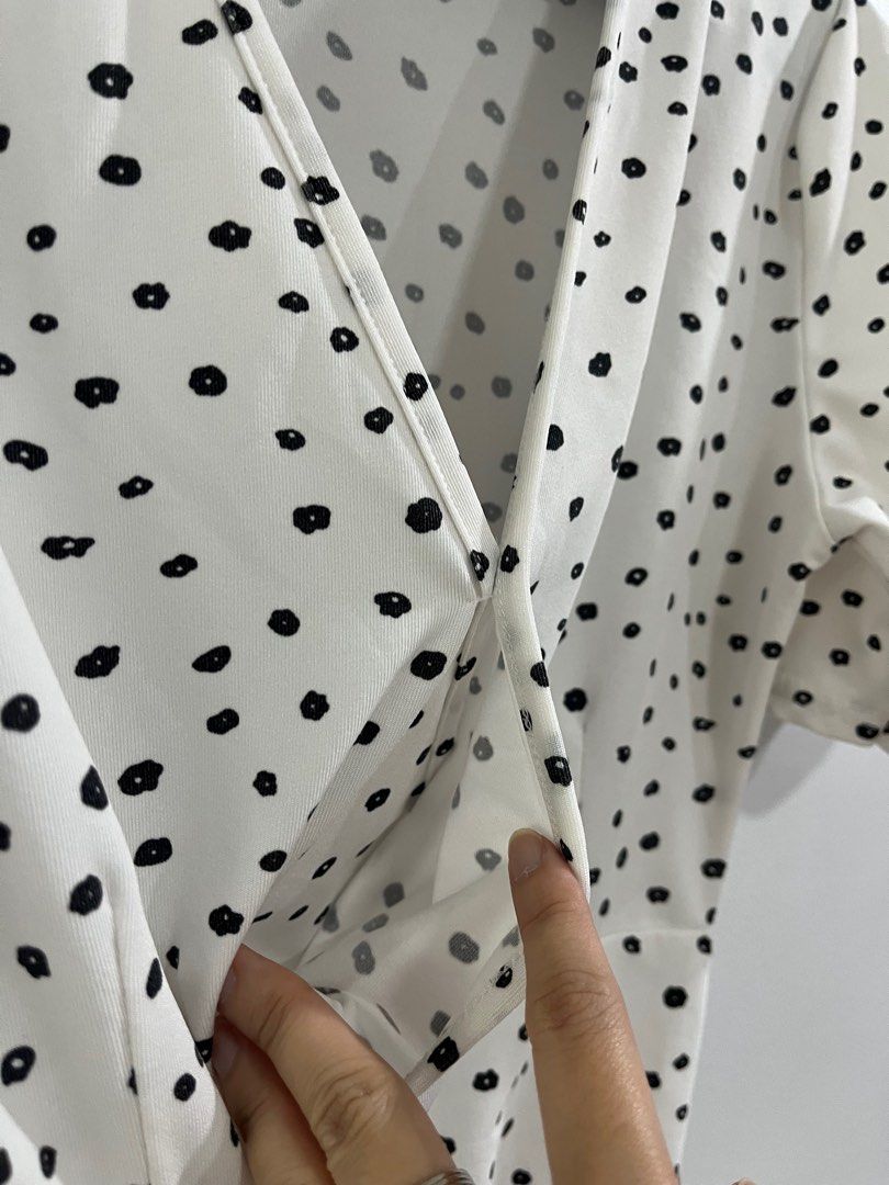 Black & White Flower Dress (Category: Dresses) located in Pasay City. Submitted by sheng.14 (Listing ID 1399139505, Image 2). Description: Length: 34in Best fit M.