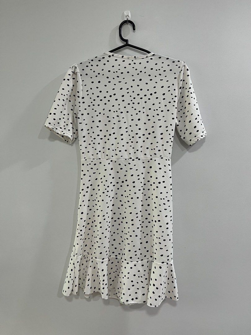 Black & White Flower Dress (Category: Dresses) located in Pasay City. Submitted by sheng.14 (Listing ID 1399139505, Image 3). Description: Length: 34in Best fit M.