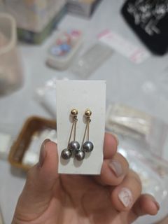 C. 黑珍珠(4小粒)耳釘(耳針、耳托 14K)64211993978243110