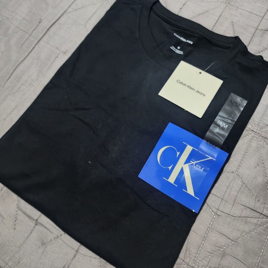 Calvin Klein (Category: Tshirts & Polo Shirts ) located in Manila. Submitted by zamken21 (Listing ID 1399177609, Image 1). Description: Brandnew with tag original from canada size Medium W21 L27 Large W22 L28 Black No paper bag MOP : gcash, Maya , Unionbank Shipping : j&t , lbc meetups : Paco , Pedro gil, Rob Ermita.