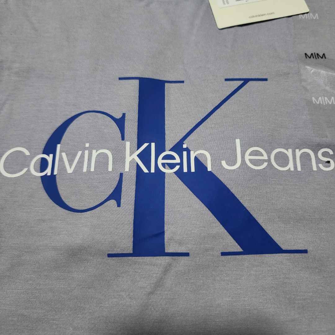 Calvin Klein (Category: Tshirts & Polo Shirts ) located in Manila. Submitted by zamken21 (Listing ID 1399178098, Image 2). Description: Brandnew with tag original from canada size Medium W21 L27 Large W22 L28 Gray No paper bag MOP : gcash, Maya , Unionbank Shipping : j&t , lbc meetups : Paco , Pedro gil, Rob Ermita.