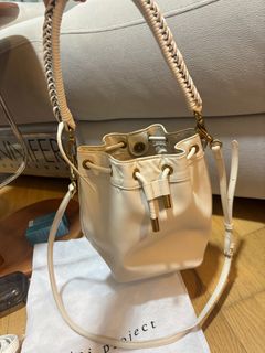 Charles & Keith 白色水桶包64211993474177110