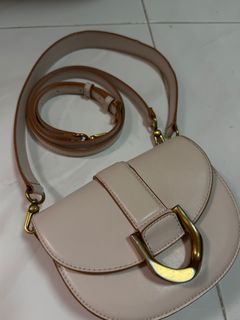 Charles & Keith 半月形斜挎包64216185558403110