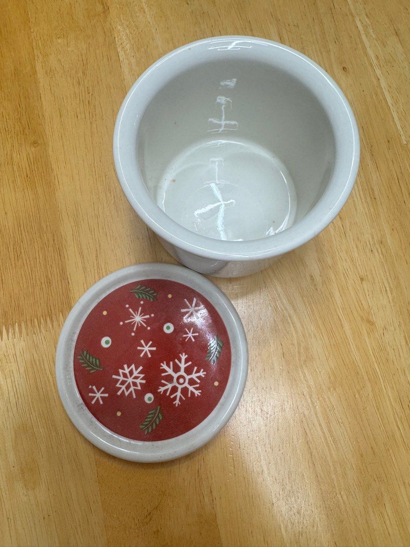 Christmas candy jar (Category: Food Organization & Storage) located in Manila. Submitted by camshomecollections888 (Listing ID 1399057669, Image 3). Description: Height: 4 inches Width:4 inches .