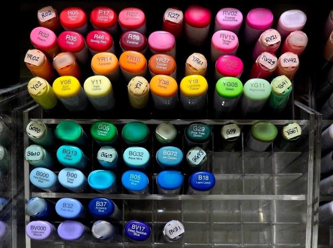 【Copic二代/三代】麥克筆 Marker （分類：工藝用品及工具）位於 Hong Kong。 由 thermoentropy 提交（商品編號 1395120752，圖片 2）。簡介： 每枝10元，詢問後方再試色 每枝都有用過，不保證墨水量 已糊掉色號代表已售 照片全103枝，第二代80枝，第三代22枝 多買可平 【全要900】價格可依試墨結果調整 部份色有墨水/另有筆頭/36色筆盒，如想加購可再詢問 Set of Copic markers in various colours. Includes a wide range of shades, from reds and pinks to blues and greens. The markers are organized in a clear acrylic holder.。