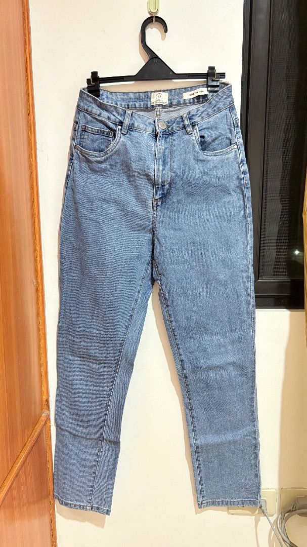 Cotton On Denim Mom Jeans (Category: Jeans) located in Cebu City. Submitted by missbns (Listing ID 1399224990, Image 1). Description: — og price: 1,299 — size: USA 6 — for reference: my height is 5’6 (167 cm).