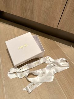 Dior gift box + ribbon 🎁64227740833666110