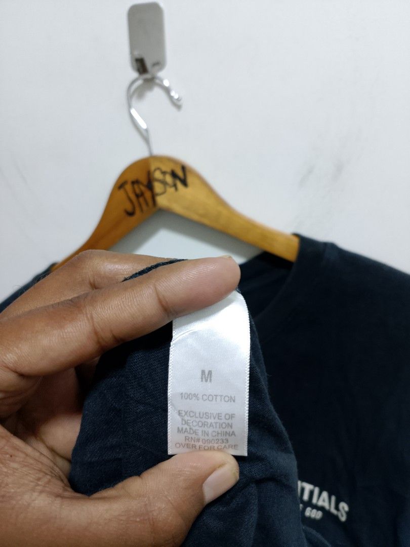 Essentials (Category: Tshirts & Polo Shirts ) located in Santiago. Submitted by trift3311v2 (Listing ID 1399064492, Image 3). Description: Essentials Medium on tag Width 24 Length 30 Excellent condition 550+ship.