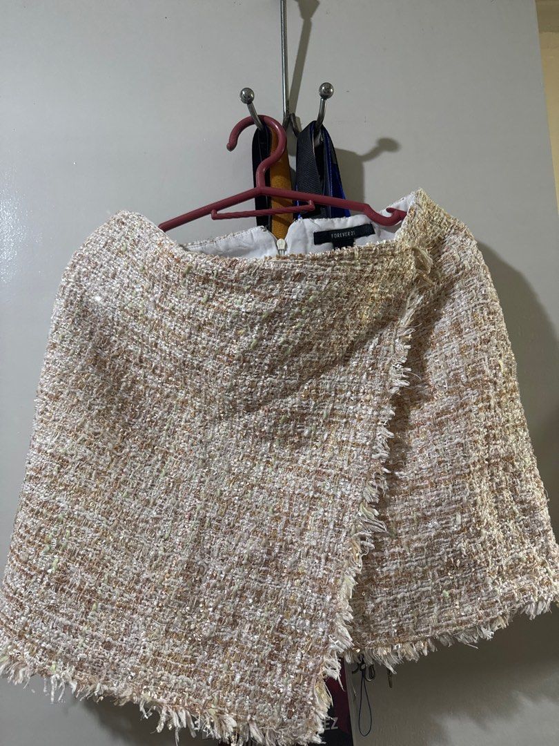 Forever 21 Pink Tweed Skirt (Category: Skirts) located in Quezon City. Submitted by saltedaway (Listing ID 1399070972, Image 1). Description: - Forever 21 skirt - Tweed fabric - Fringed hem - Wrap style - Beige and white color - Zipper closure.