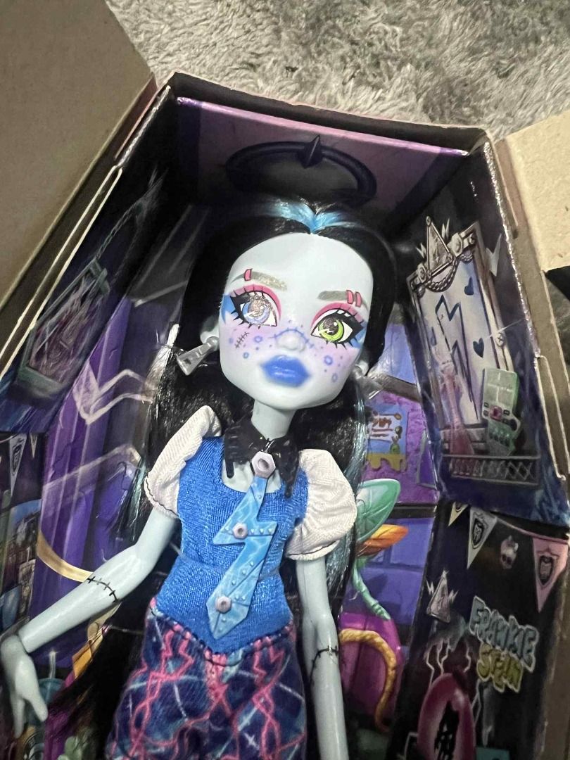 Frankie Stein Buried Secrets 2 Monster High (Category: Figurines & Statues) located in Bulacan. Submitted by ixi14 (Listing ID 1399049850, Image 2). Description: RFS: They're not Draculaura DM for more photos. All accessories included and not yet been opened.