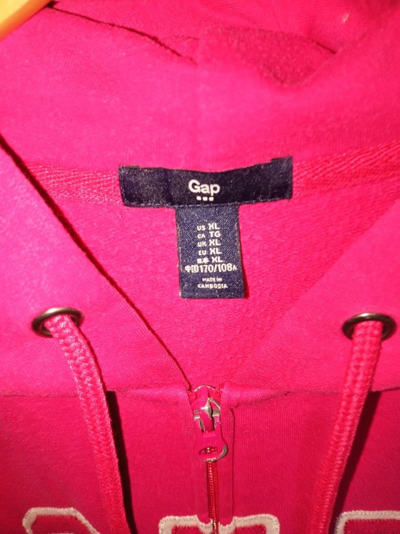 Gap Zip-Up Hoodie - XL (Category: Hoodies) located in Manila. Submitted by got_em_ware (Listing ID 1399234811, Image 2). Description: Reminders: ALL ITEMS ARE THRIFTED so manage your Expectation ( Bawal sa maselan at siraulo ) READY TO WEAR ITEMS/ ALREADY WASHED 📏Measurements: Inches ‼️Disclaimer: some items may or may not have small hole, runs, cut tag labels, wrong sizing, mendings, and uneven stitch, permanent/washable stains ✨GAP jacket (Aut