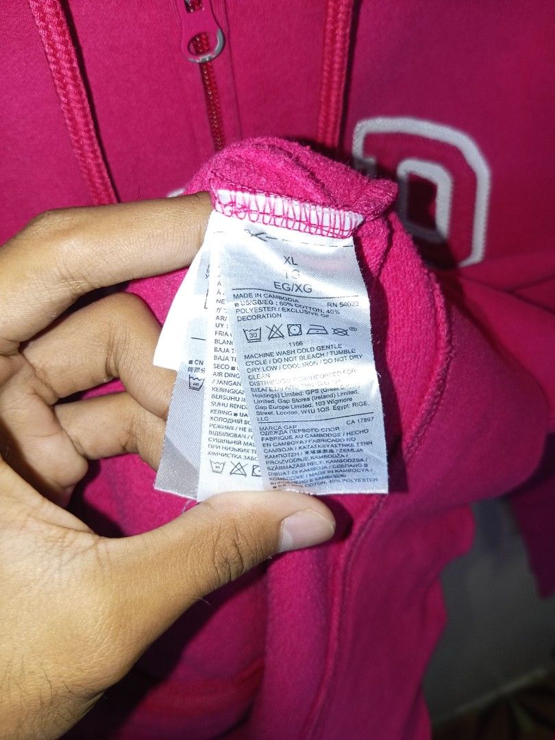 Gap Zip-Up Hoodie - XL (Category: Hoodies) located in Manila. Submitted by got_em_ware (Listing ID 1399234811, Image 3). Description: Reminders: ALL ITEMS ARE THRIFTED so manage your Expectation ( Bawal sa maselan at siraulo ) READY TO WEAR ITEMS/ ALREADY WASHED 📏Measurements: Inches ‼️Disclaimer: some items may or may not have small hole, runs, cut tag labels, wrong sizing, mendings, and uneven stitch, permanent/washable stains ✨GAP jacket (Aut