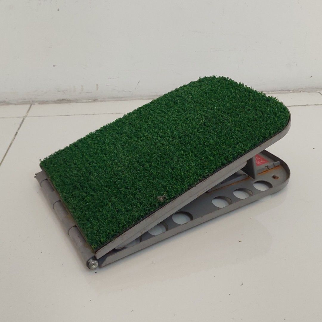 Golf Foot Wedge Angle Slope Training Practice (Category: Golf) located in Quezon City. Submitted by cocopeats (Listing ID 1399203587, Image 2). Description: - Foldable golf practice mat - Green artificial turf surface - Metal frame - Hinged design for easy storage - Sturdy base - Convenient for practicing golf swings Lalamove/Grab or Banawe QC Meetup .