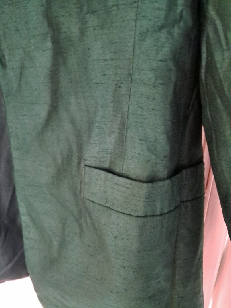 Green Blazer Large (Category: Coats, Jackets and Outerwear) located in Cainta. Submitted by ceejay.lim (Listing ID 1399141266, Image 2). Description: Green blazer large, tailored for party or performance..