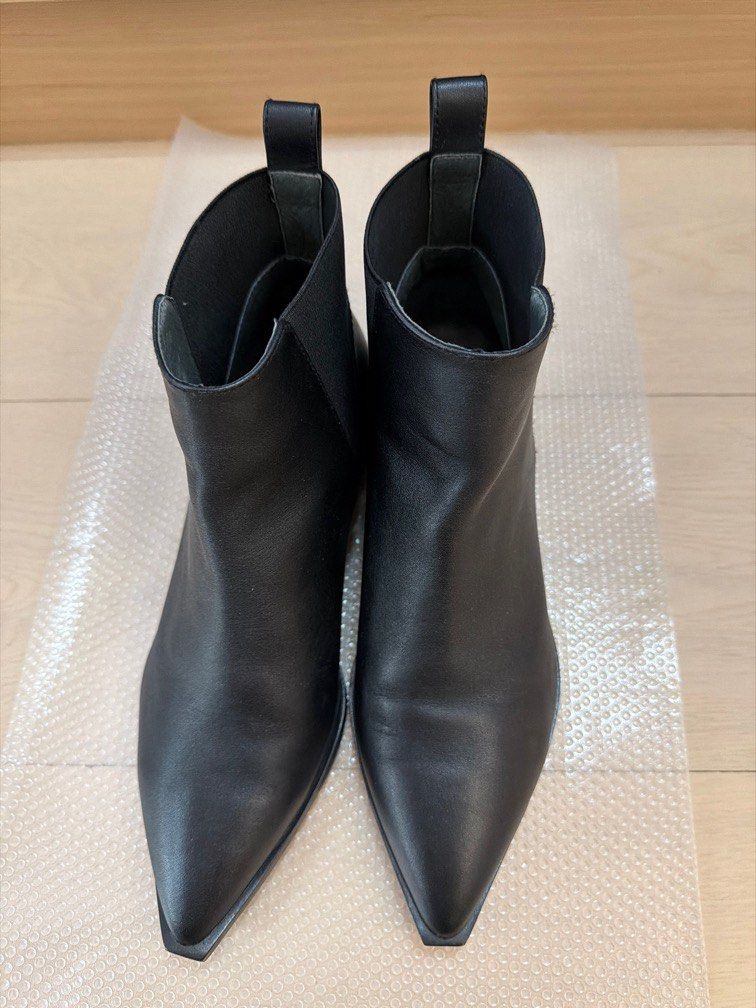 initial boot （分類：靴）位於 Hong Kong。 由 a_pril 提交（商品編號 1399072268，圖片 1）。簡介： 。