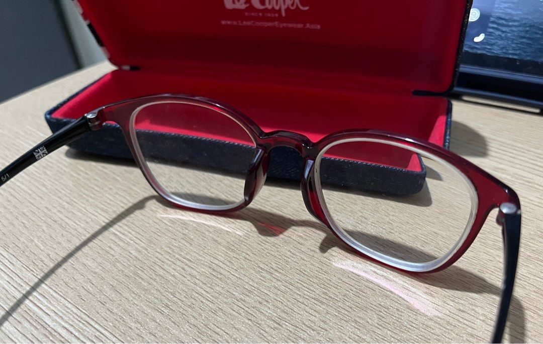 Lee Cooper - Eyeglass frame (Category: Sunglasses & Eyewear) located in Makati City. Submitted by VariouCity_2021 (Listing ID 1399157156, Image 3). Description: Used eyeglass frame Bought from Abesamis Eye Clinic located in Makati There is a chip on the right ear loop Reasonable dirt due to usage Comes with a box.