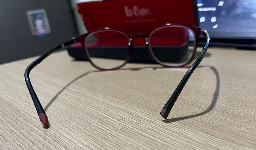 Lee Cooper - Eyeglass frame (Category: Sunglasses & Eyewear) located in Makati City. Submitted by VariouCity_2021 (Listing ID 1399157156, Image 2). Description: Used eyeglass frame Bought from Abesamis Eye Clinic located in Makati There is a chip on the right ear loop Reasonable dirt due to usage Comes with a box.