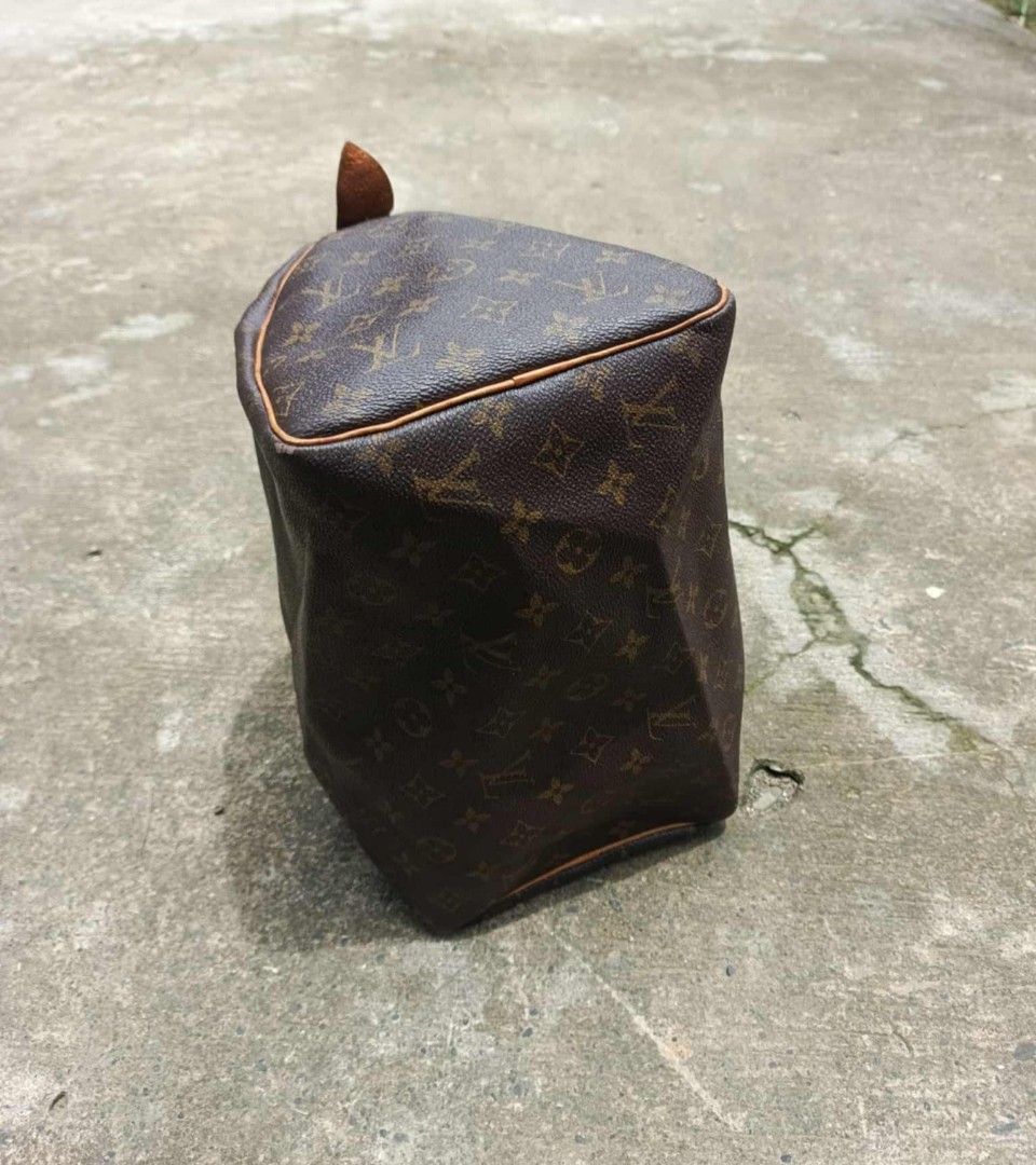 Louis Vuitton Speedy 30 Handbag (Category: Luxury Bags & Wallets) located in Narvacan. Submitted by thrift_look (Listing ID 1399083200, Image 2). Description: - Louis Vuitton Speedy 30 handbag - Iconic monogram canvas - Leather handles - Top zipper closure - Includes padlock - Made in France - Functional zipper - Visible interior lining.