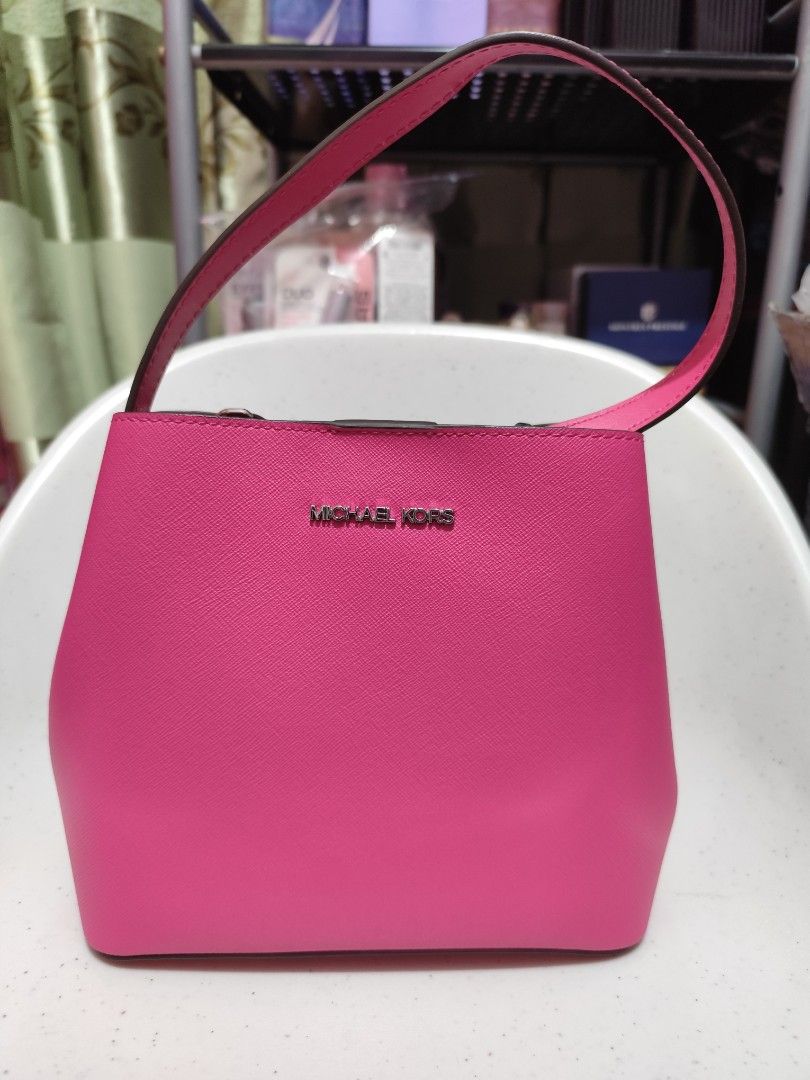 mk small pratt with sling (Category: Luxury Bags & Wallets) located in Imus. Submitted by jmakati22717201 (Listing ID 1399202914, Image 2). Description: on hand pinas brand new and original🇨🇦🇺🇲.