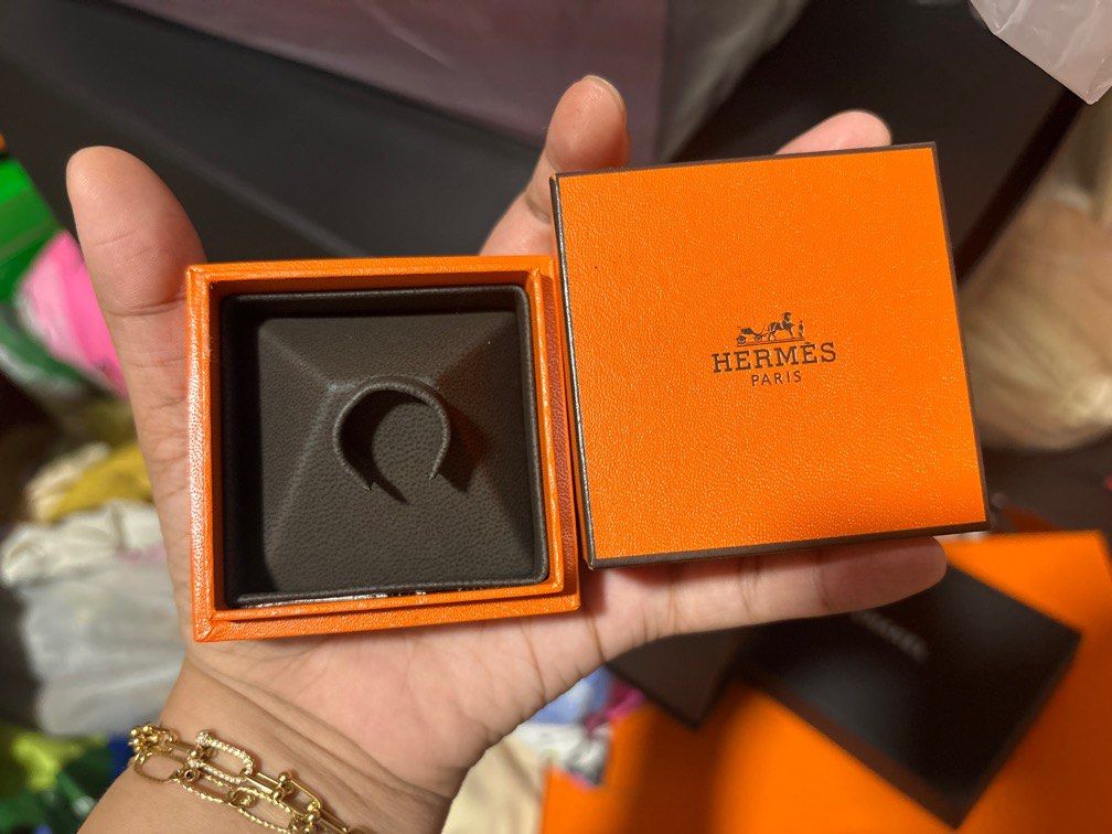 ‼️ORIG Hermes Ring Box (Category: Luxury Accessories) located in Quezon City. Submitted by box.luxebycheng (Listing ID 1263442558, Image 1). Description: ‼️ORIG Hermes Ring Box ✅ good condition 💢Php 1,000 each💢 📍Quezon City.