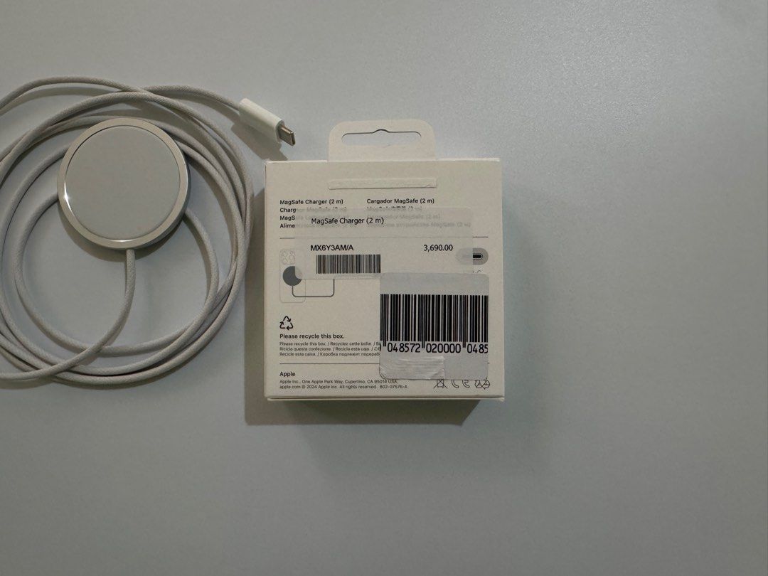 Original Apple MagSafe Charger (2m) (Category: Chargers & Cables) located in Santa Barbara. Submitted by carteu02 (Listing ID 1399210645, Image 2). Description: from powermac 9/10 has tiny scratches rfs: don't need it na.