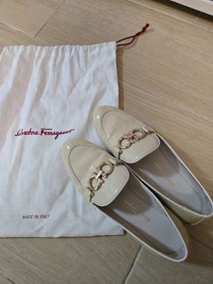 Salvatore Ferragamo 米色漆皮樂福鞋64214532538625110