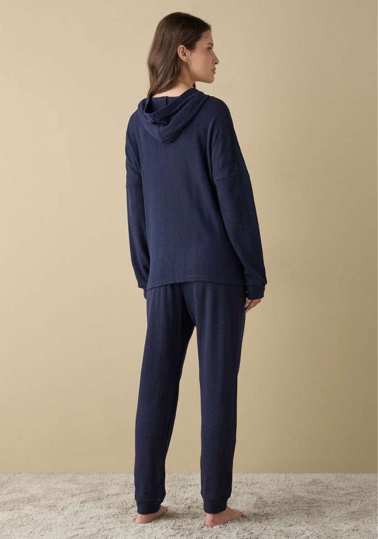 Splash pull over top with hoodie and pants set (Category: Sets or Coordinates) located in Mandaluyong City. Submitted by splashfashion.ph (Listing ID 1399237004, Image 2). Description: Fits S-L.