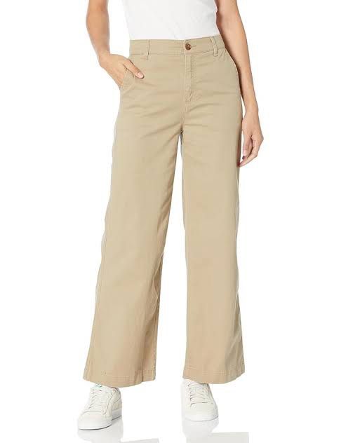 Tommy Hilfiger TH Flex Wide Leg Pants - Size 6 (Category: Other Bottoms) located in Orani. Submitted by xtine_rose (Listing ID 1399149669, Image 1). Description: - Tommy Hilfiger TH Flex wide leg pants - Neutral beige color - Size 6 - High-rise waist - Classic design with button closure and pockets - New with tags - Retail price: "$79.50".