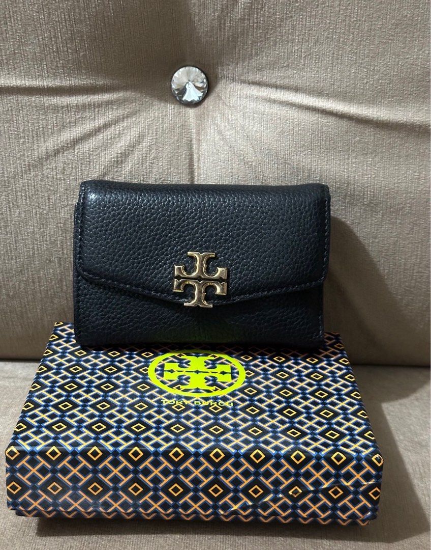 Tory Burch Kira Wallet (Category: Luxury Bags & Wallets) located in Valenzuela. Submitted by eande_manila (Listing ID 1399084803, Image 1). Description: Original/authentic TB Kira wallet in black In good condition, 9/10 Comes complete with box, tags and care card .